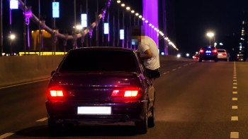Фотография к новости: Семейде көлік есігіне отырып жол жүрген жолаушы жауапқа тартылды