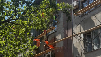 Фотография к новости: Алматылық тұрғын үйдің қасбетін жөндеу сапасына күмән келтірді: Әкімдік жауап берді