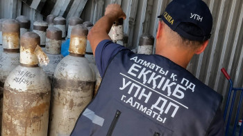 Фотография к новости: Алматыда "көңіл көтеретін газ" таратқан күдіктілерден 685 баллон тәркіленді