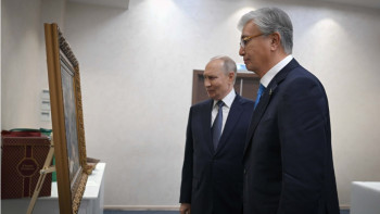Фотография к новости: Тоқаев Путинге Шоқан Уәлиханов пен Федор Достоевский бейнеленген картинаны сыйға тартты