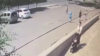 Фотография к новости: Павлодарда сәбиімен келе жатқан әйелдің басына мұз құлады: Полиция қылмыстық іс қозғады