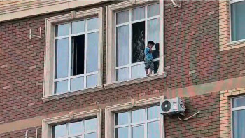 Фотография к новости: Санаулы секунд: Ақтауда 10-қабаттың терезе жақтауында тұрған бала құтқарылды