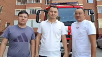 Фотография к новости: Демалыста жүрген полицей өртеніп жатқан пәтерден 5 баланы алып шықты