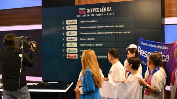 Фотография к новости: Жетінші арна теледебаттың алдында ашық жеребе тарту рәсімін өткізді