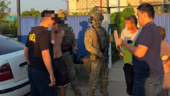 Фотография к новости: Ақтөбеде 2 миллион теңге бопсалады деген күдікпен үш адам ұсталды