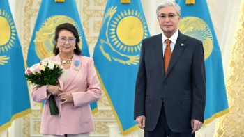 Фотография к новости: Елге сіңірген еңбегі еленді – Президент Ақордада бірқатар қазақстандықты марапаттады