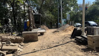 Фотография к новости: Жаз аяқталуға жақын, ал құрылыстың бітетін түрі жоқ: Қопарылған жолдар алматылықтарды әбігерге салды