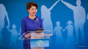 Фотография к новости: Балаева «Шәмші Қалдаяқов» медалін мәдениет қайраткерлері үшін маңызды марапат деп атады