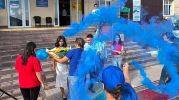 Фотография к новости: Алатау қаласында Құрылтай сайлауына келген отбасы гендер-пати ұйымдастырды