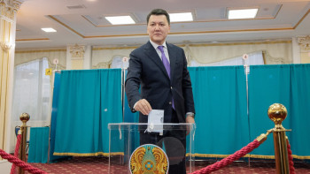 Фотография к новости: Ерлан Қарин Құрылтай сайлауында дауыс берді