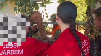 Фотография к новости: Қоршаудан секірмек болған ер адам металл конструкцияға қысылып қалды