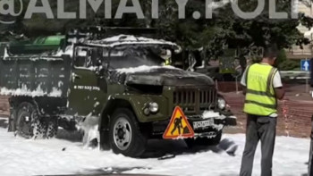 Фотография к новости: Алматыда жол ортасында жүк көлігі өртке оранды