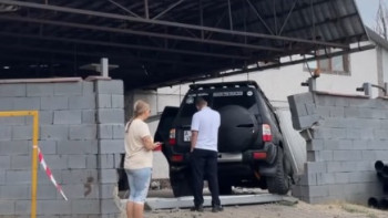 Фотография к новости: Алматыда көлік жүргізген оқушы жеке тұрғын үйдің қақпасына соғылды