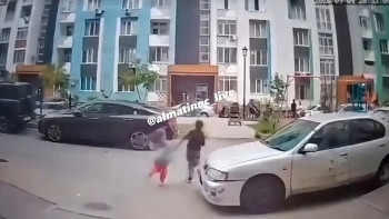 Фотография к новости: Алматы облысында көпқабатты үйдің ауласында жүргізуші екі баланы қағып кетті