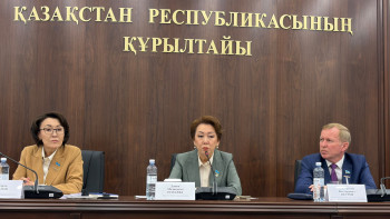 Фотография к новости: «Ескерту алады, жалақыдан айырылады»: Депутаттар этика бұзса, қалай жазаланады? 