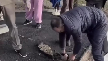 Фотография к новости: «Асфальт қолмен жұлынады»: Степногорскідегі жағдайға әкімдік түсініктеме берді
