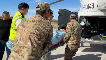 Фотография к новости: Шиеліде жол апатына ұшыраған жасөспірім тікұшақпен Қызылордаға жеткізілді