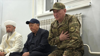Фотография к новости: Қорғаныс министрі қаза тапқан әскери қызметшілердің отбасыларымен кездесті