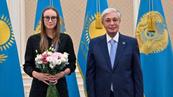 Фотография к новости: Президент Елена Рыбакинаны III дәрежелі «Барыс» орденімен марапаттады