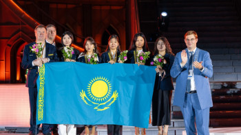 Фотография к новости: Бірде-бір ойында жеңілмеді: Президент шахматшы қыздарды жоғары жетістігімен құттықтады