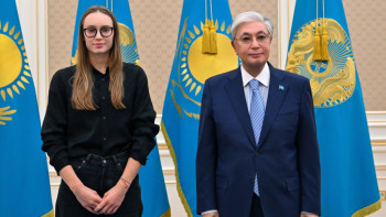 Фотография к новости: Рыбакина Тоқаевқа алғысын білдірді: «Қазақстан атынан өнер көрсетуді мақтан тұтамын»