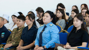 Фотография к новости: Буллинг, сталкинг және киберқылмыс: Көкшетауда студенттерге маңызды құқықтық мәселелер түсіндірілді