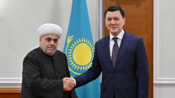 Фотография к новости: Вице-президент Ерлан Қарин шетелдік діни көшбасшылардың өкілдерімен кездесті