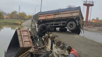Фотография к новости: Петропавлда жүк көлігі көпірден құлап кетті