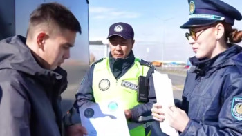 Фотография к новости: Абай облысында бес жыл бойы жол ережесін бұзбаған жүргізушілер марапатталды