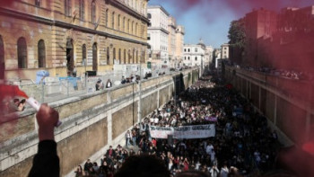 Фотография к новости: Италияның түкпір-түкпірінде студенттер жаппай наразылыққа шықты