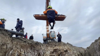 Фотография к новости: Астанада үш метрлік орға құлап кеткен ер адамды құтқарушылар экскаватормен алып шықты