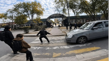 Фотография к новости: Ақтауда жаяу жүргіншілер жолағынан өтіп бара жатқан 11 жастағы оқушыны көлік қағып кетті