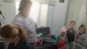Фотография к новости: Тарақан толы үйде азық-түлік те, су да болмаған: Риддерде  аш-жалаңаш отырған 4 бала отбасынан алынды