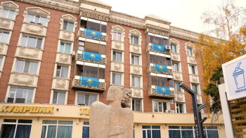 Фотография к новости: Республика күні: Астана тұрғындары балкондарын Қазақстан туымен безендірді