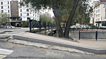 Фотография к новости: Қар жауып, мұз қатса не болады? Алматыда Есентай бойындағы жол талқыға түсті
