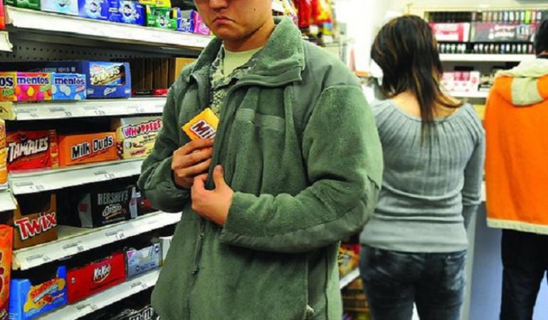 Ұрлықпен ұсталып, ұрлық жасады