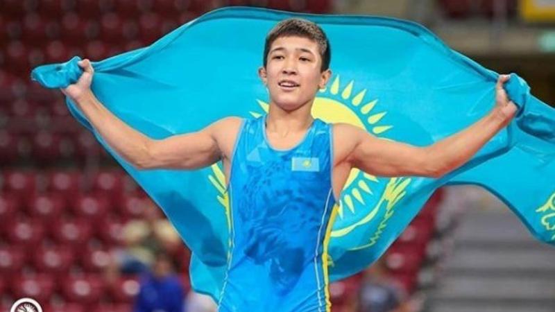 Рэпер бағанақпен және бағананың жанында минеттен кейін биші қызды трахает. Шығыс порно ағасы