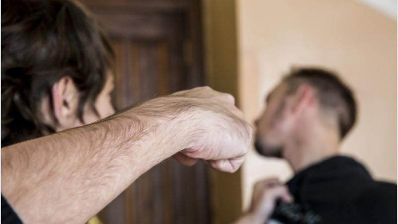 Нудистер саунада шомылуда (бейне)