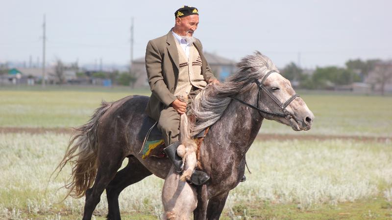 Ер адам шалбарын жұлқылайды