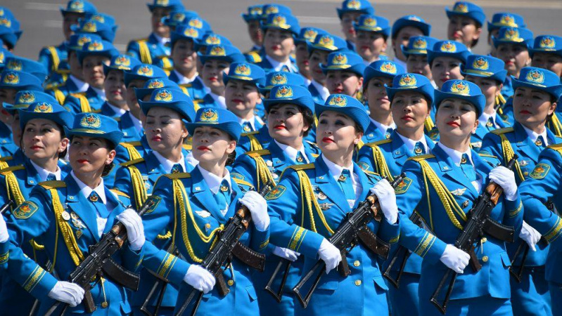 Ал әскерге шақырылғандар жыныс мүшелерін тексереді