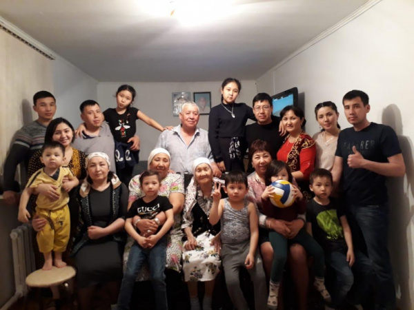 Ангарскіде әйел жыныстық қатынас үшін ер адамды іздейді. Орыс үйдегі әуесқой топтық отбасылық сексті қараңыз