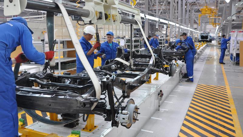 Әйелдер кискаларына әртүрлі заттарды жабыстырады