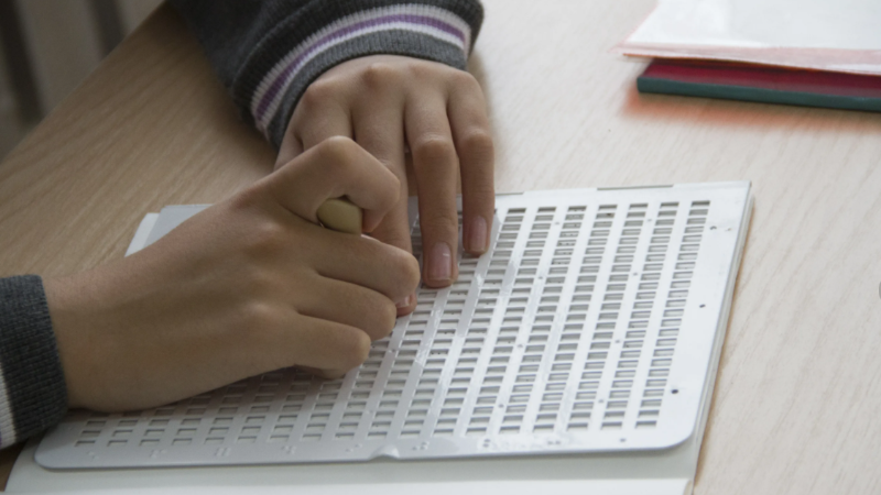 қыз өз кискасын көрсетеді Қыздардың жатын бөлмесінде жыныстық қатынасқа түсуін қараңыз