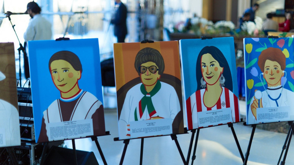 Көрмеші ормандағы әйелдерді жұлқылайды.