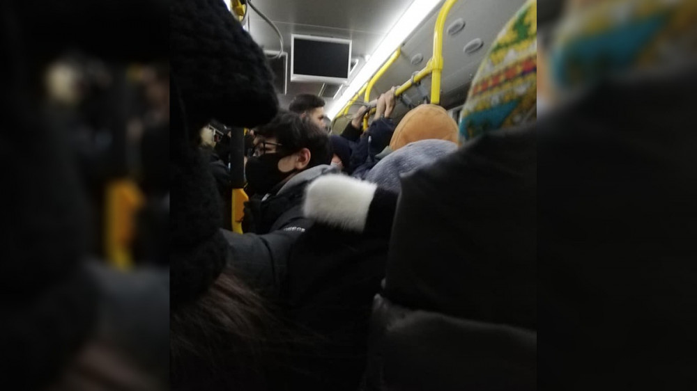 Дик пен кисканың жақыннан түсірілген эротикасы Лара Крофт құбыжық порно