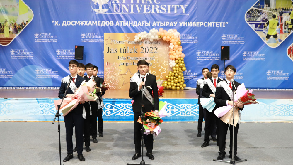 Олар полиция формасын киген әйелдерді қалай сиқырлайды Кішкентай жалаңаш қыздың суреті