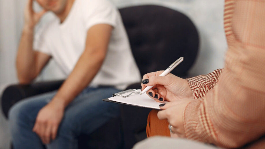 Тікелей эфирде порнографиялық жаңалықтардың жүргізушісі болды.