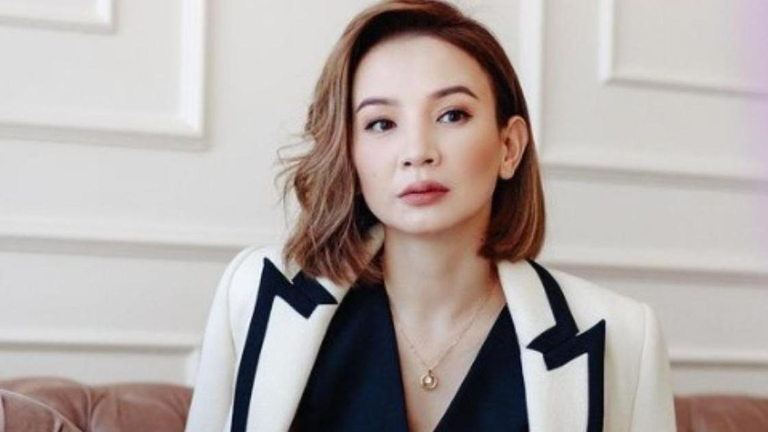 Ісінген емізік пен кеуде фотосы Интернеттегі кіреберістегі спонтанды жыныстық қатынас