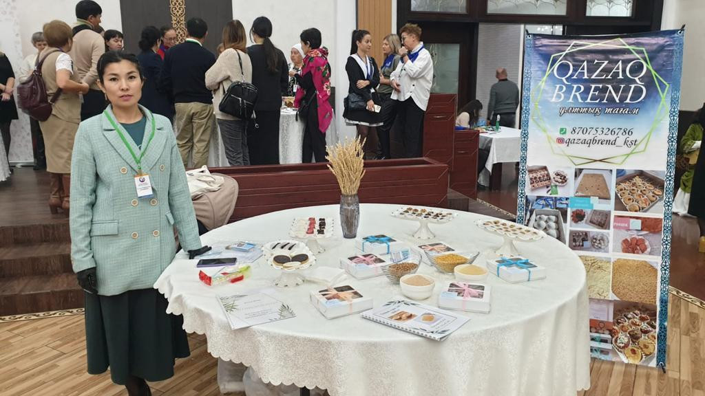 Жетілген және жас әйелдердің нақты порно бейнелерін қараңыз Әйелді қолмен ұстаған видео