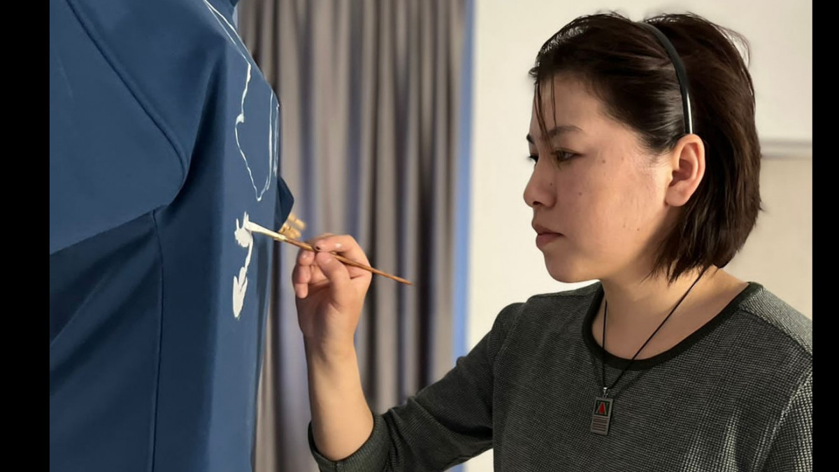 Фотосуретте аяқтар әдемі түрде таралған.